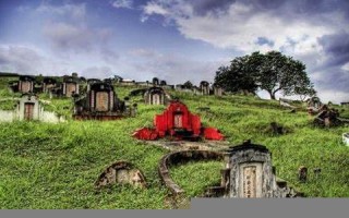 梦见好多坟(女人梦见坟一个挨一个)